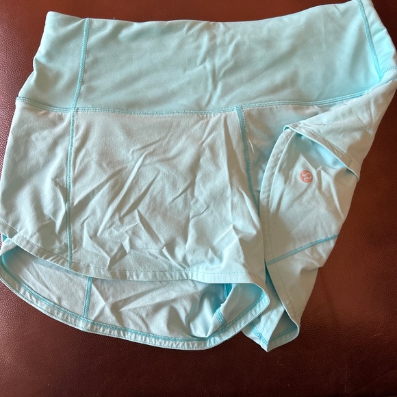 Lululemon size 6 shorts - Picture 1 of 1
